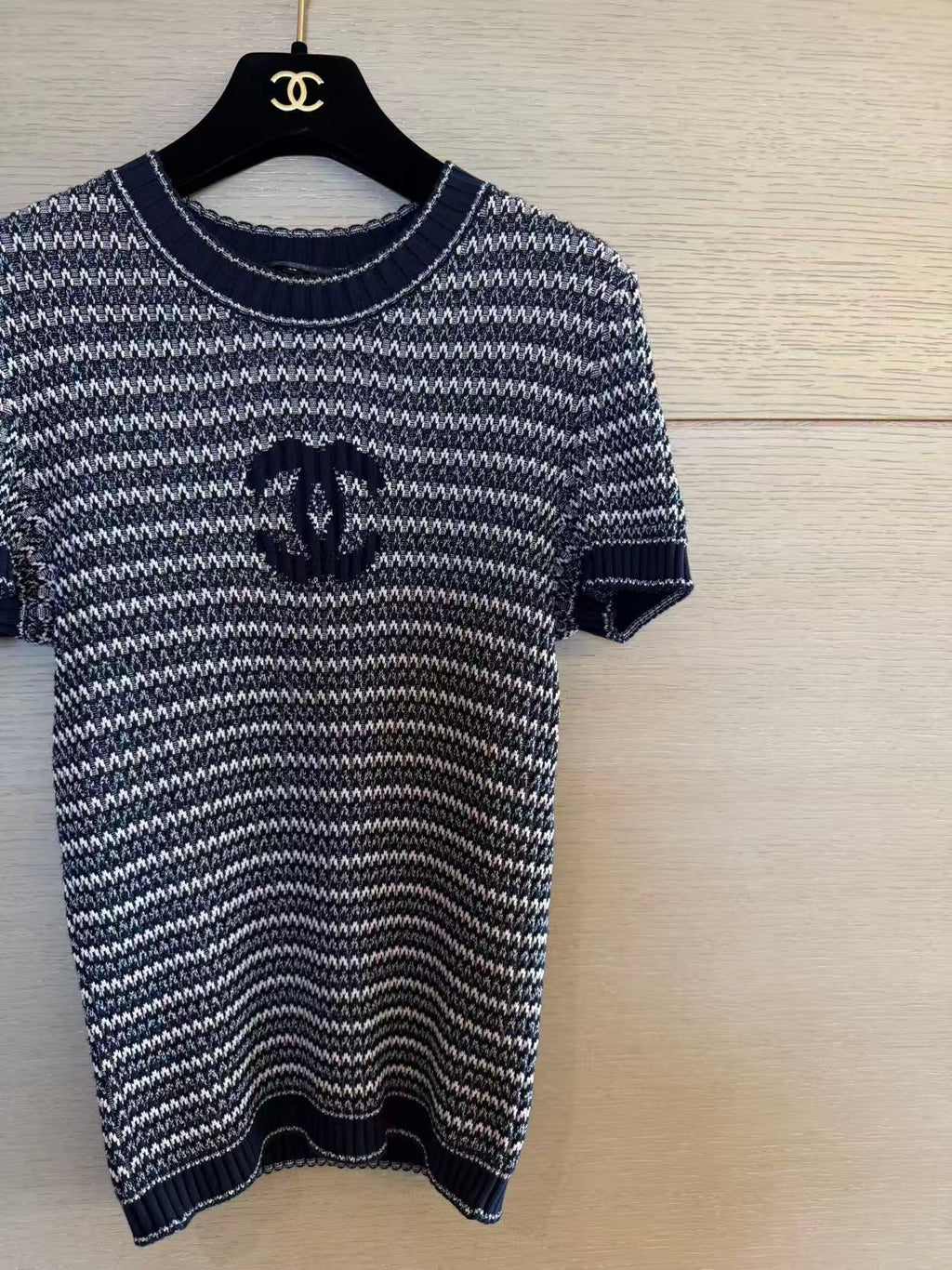 CHANEL 爆款雙 C 刺繡條紋針織短袖上衣
