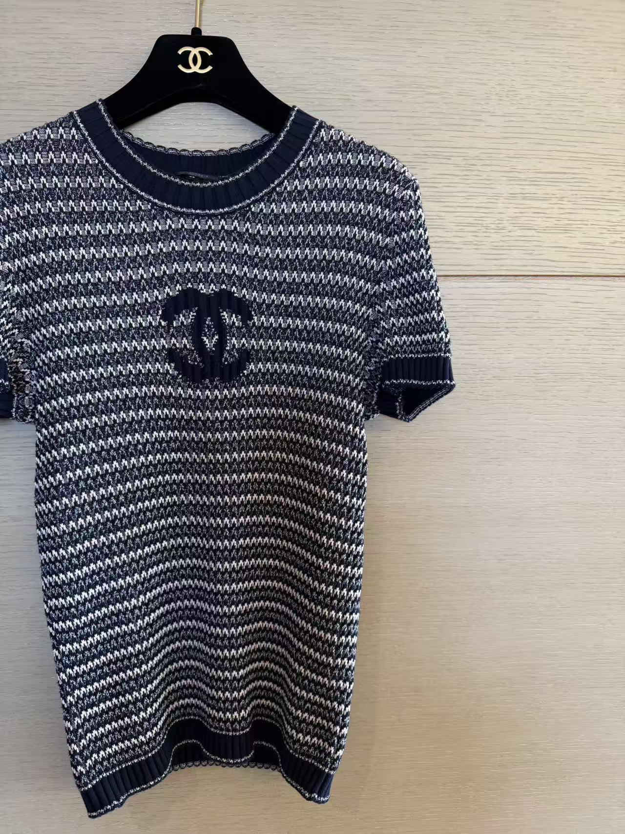 CHANEL 爆款雙 C 刺繡條紋針織短袖上衣