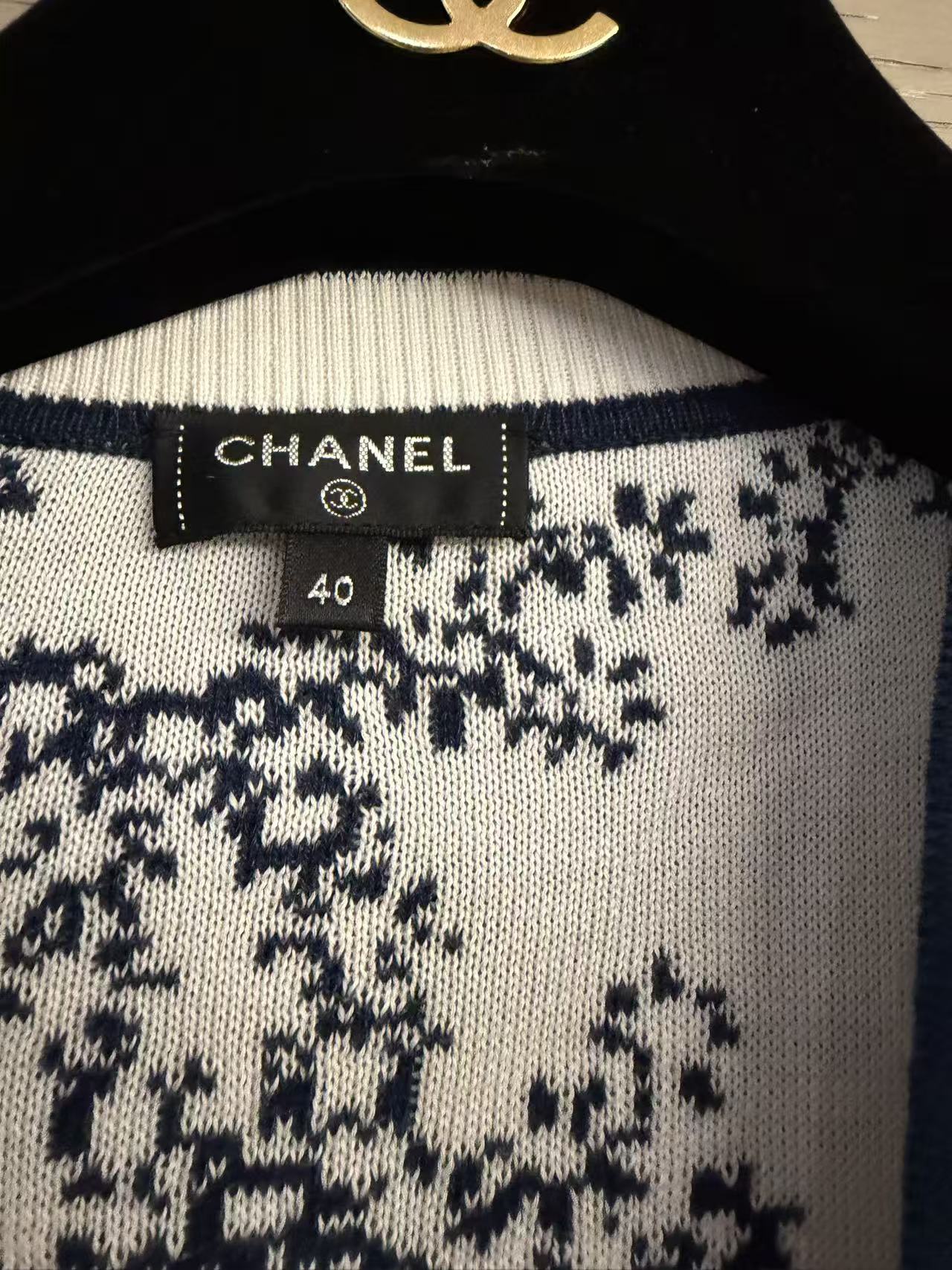 CHANEL 藏青滿版雙 C 提花長版針織開衫