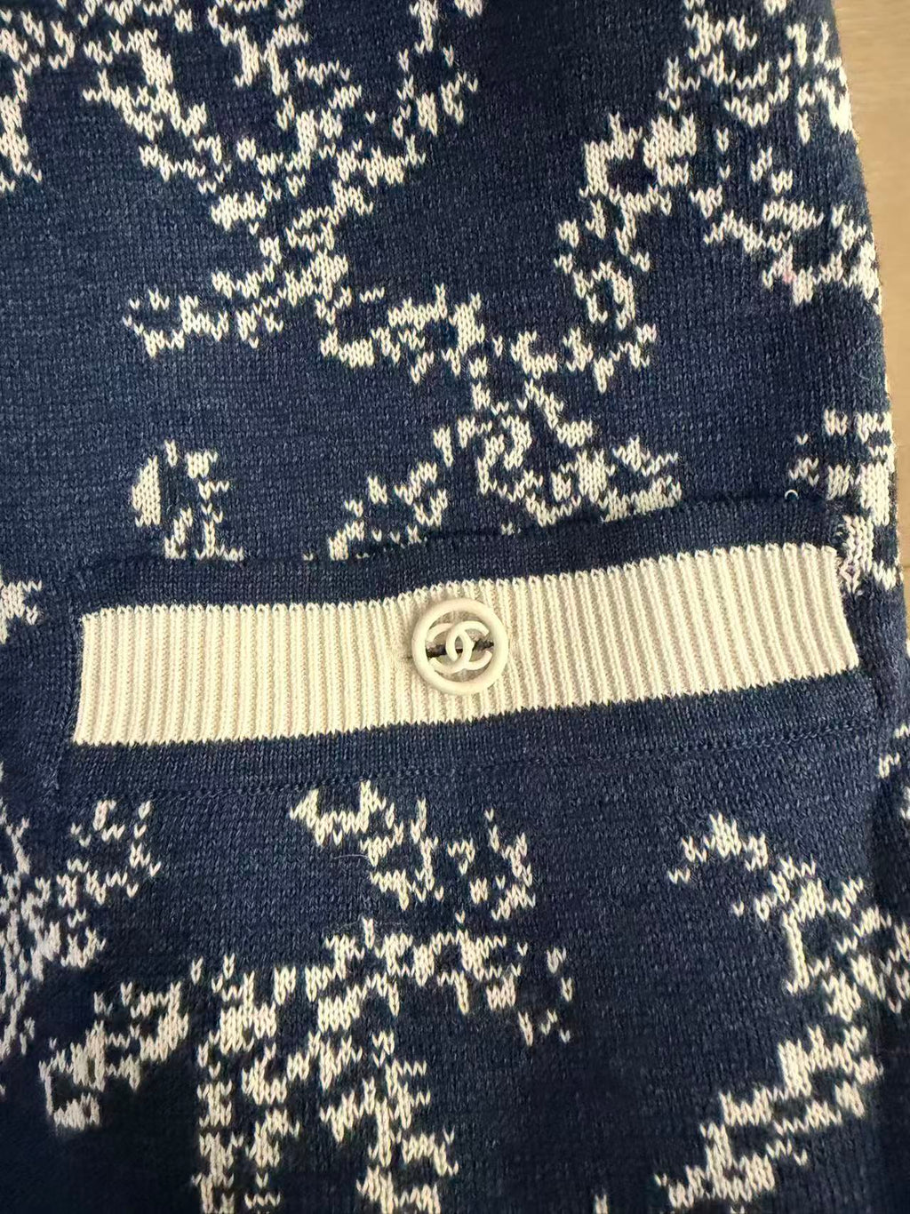 CHANEL 藏青滿版雙 C 提花長版針織開衫