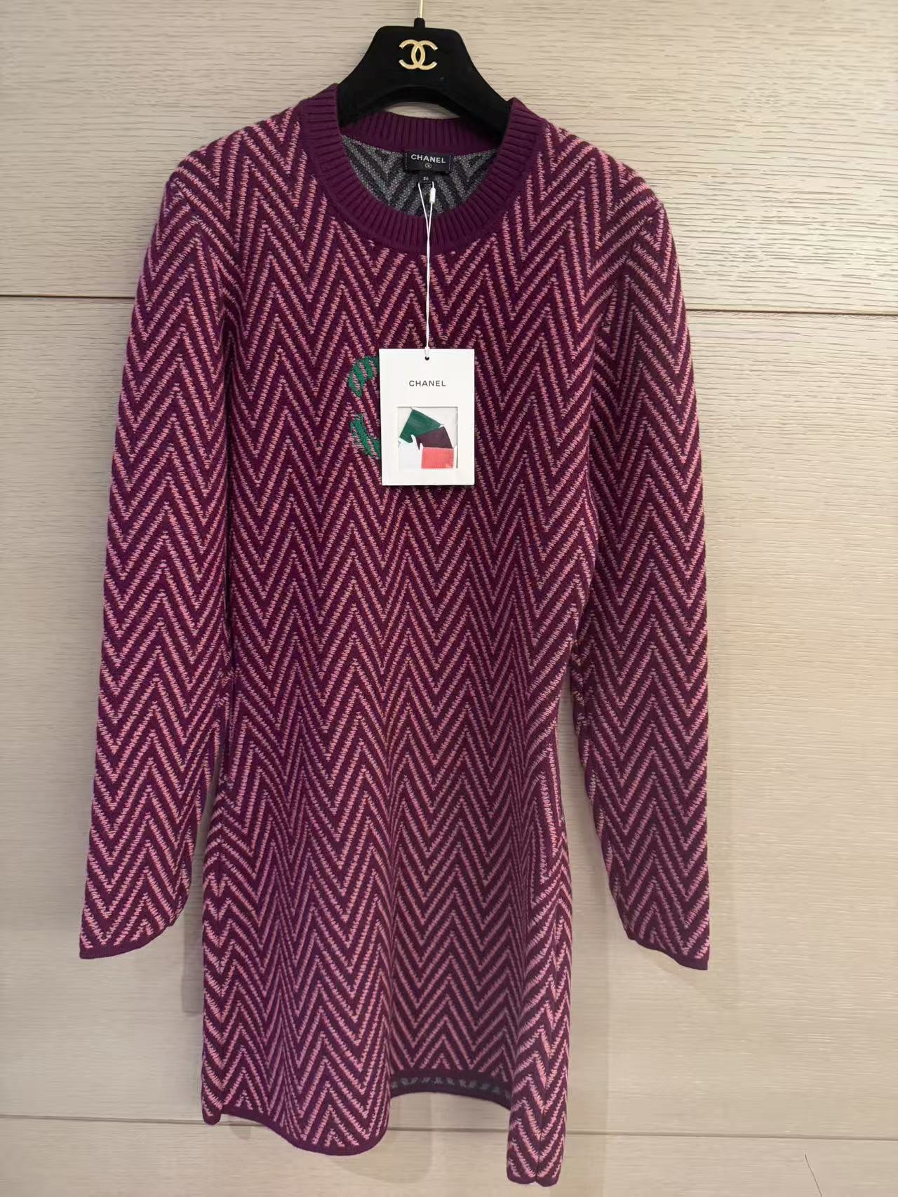Chanel Chevron Knit Dress with CC Logo - Burgundy/Pink/Green 香奈儿 经典双 C 人字纹针织连衣裙 紫粉撞色