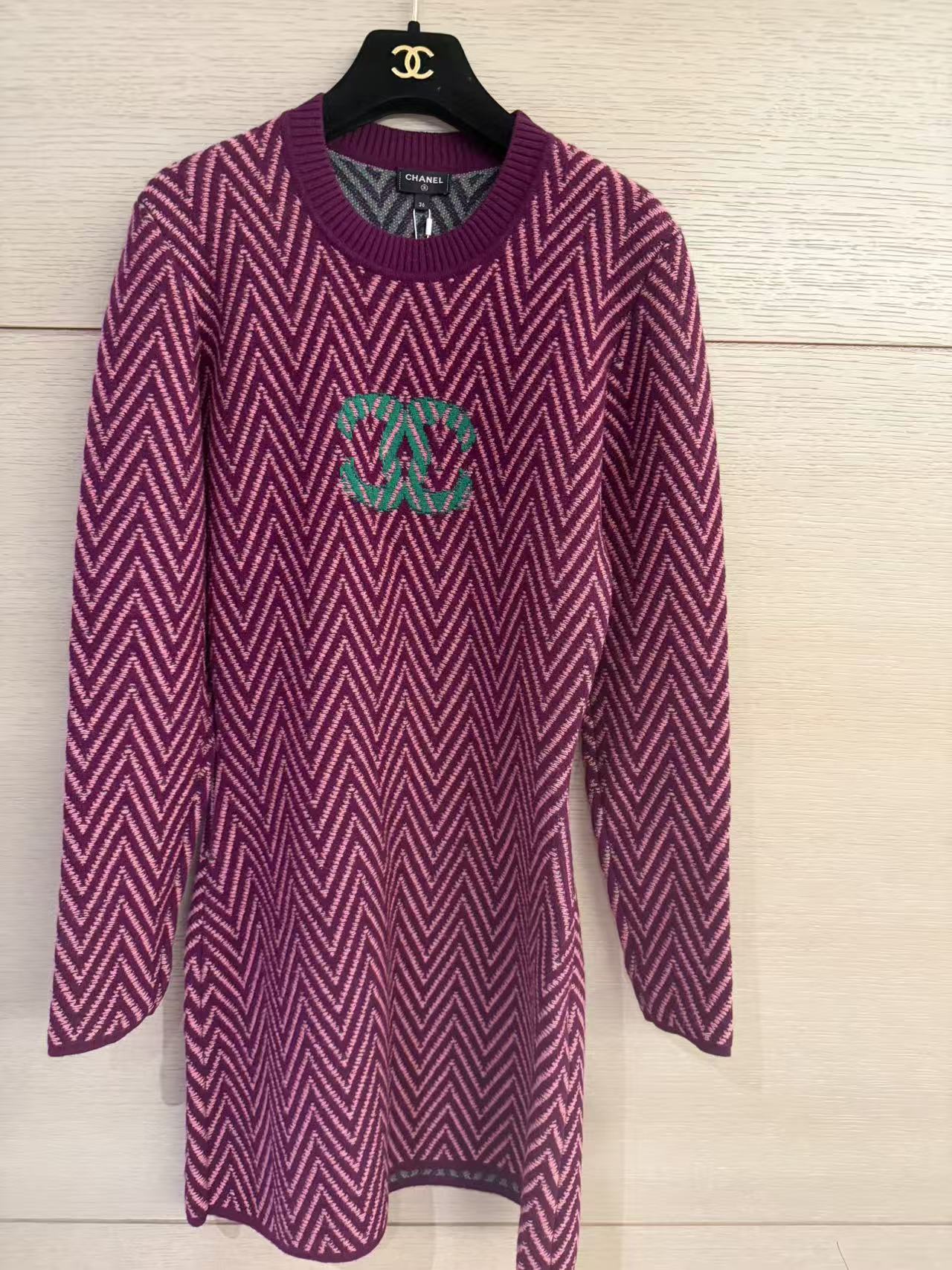 Chanel Chevron Knit Dress with CC Logo - Burgundy/Pink/Green 香奈儿 经典双 C 人字纹针织连衣裙 紫粉撞色