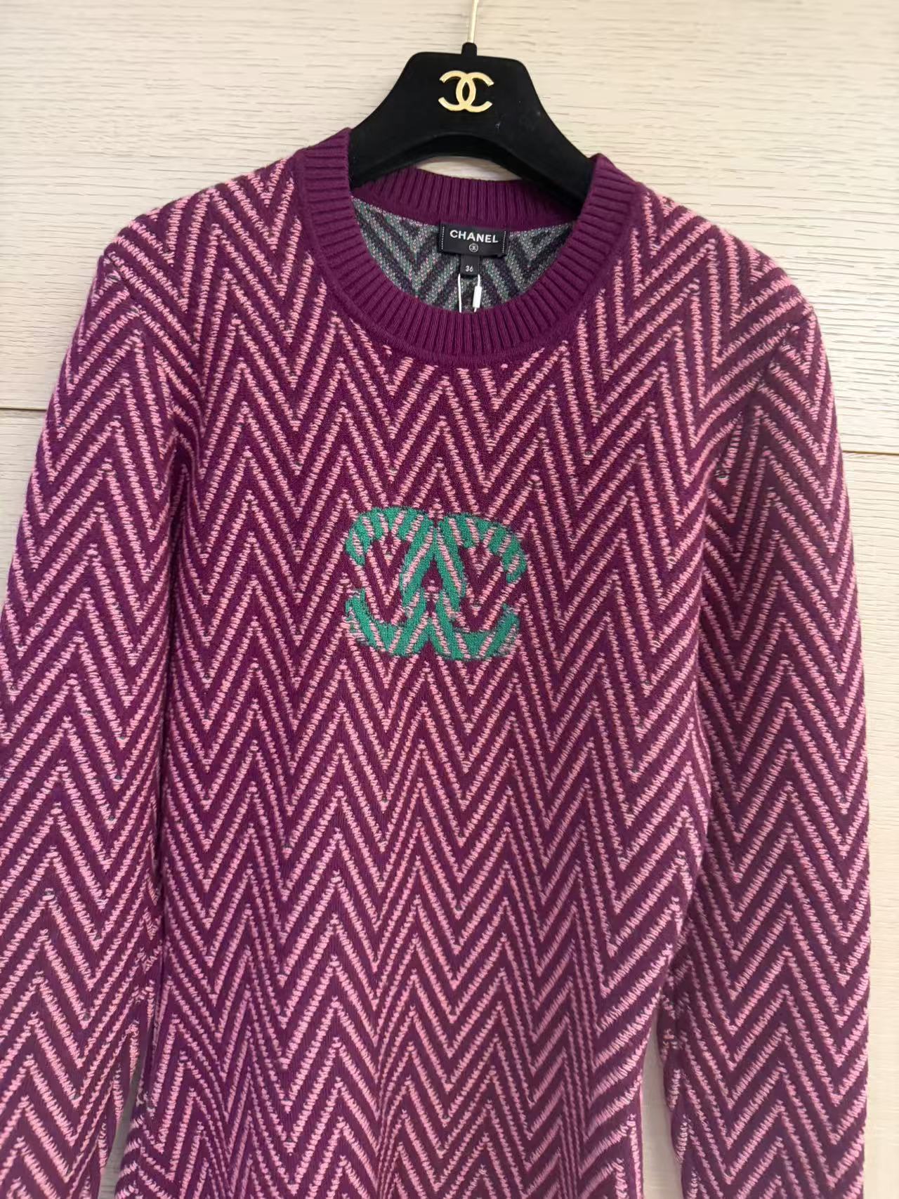 Chanel Chevron Knit Dress with CC Logo - Burgundy/Pink/Green 香奈儿 经典双 C 人字纹针织连衣裙 紫粉撞色