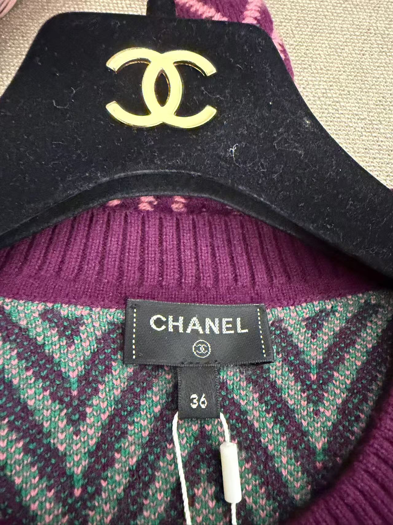 Chanel Chevron Knit Dress with CC Logo - Burgundy/Pink/Green 香奈儿 经典双 C 人字纹针织连衣裙 紫粉撞色