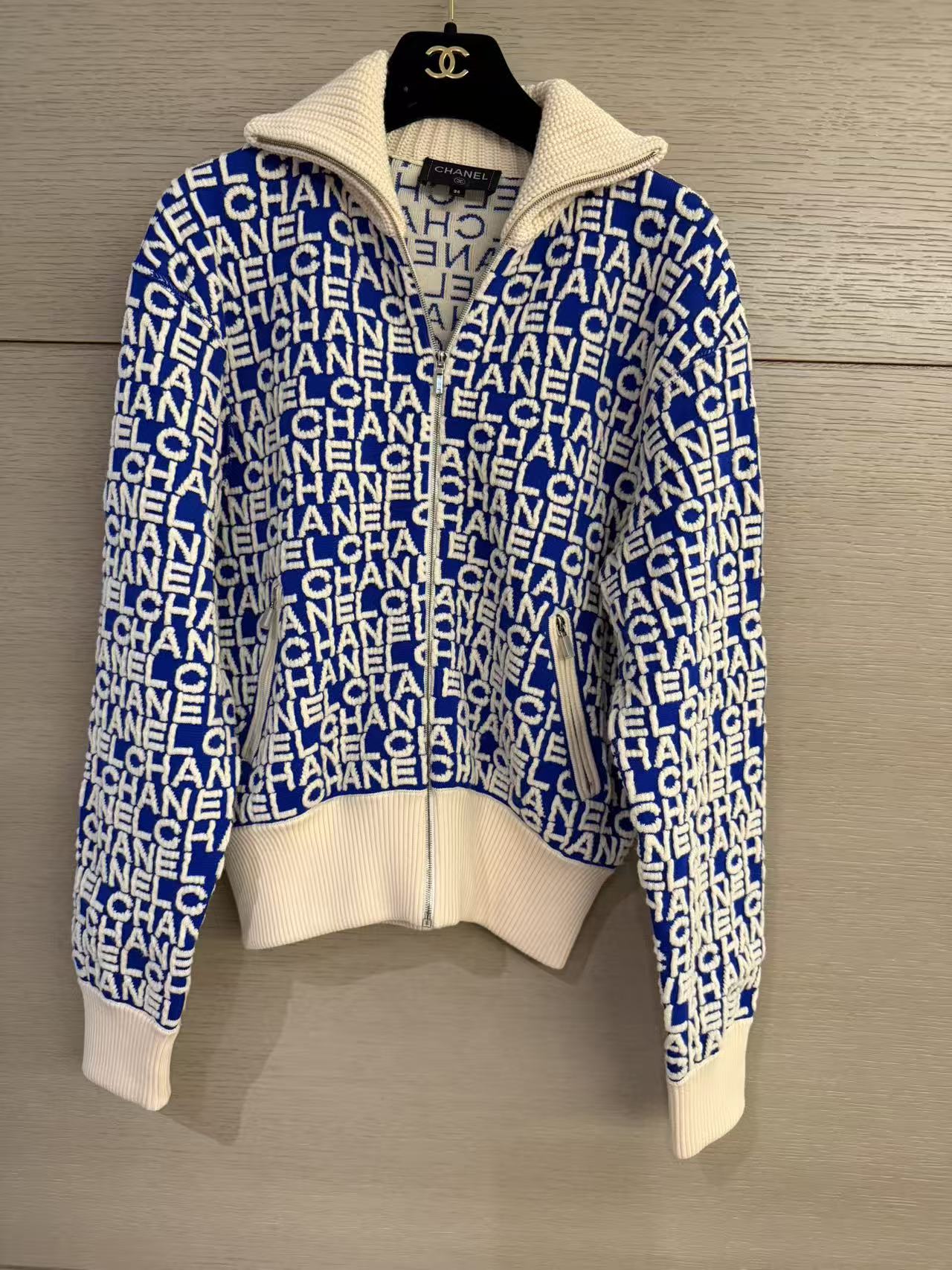 Chanel All-Over Logo Knit Zip-Up Jacket - Blue & Off-White 香奈儿 满印字母提花拉链针织夹克 蓝白配色