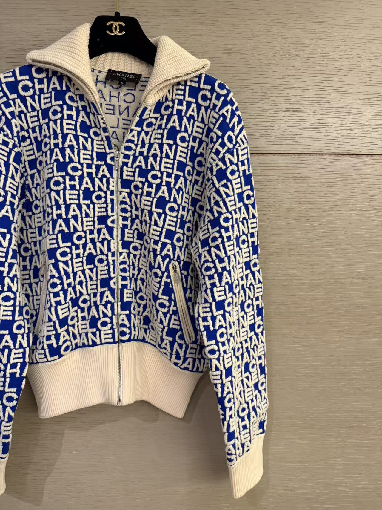 Chanel All-Over Logo Knit Zip-Up Jacket - Blue & Off-White 香奈儿 满印字母提花拉链针织夹克 蓝白配色