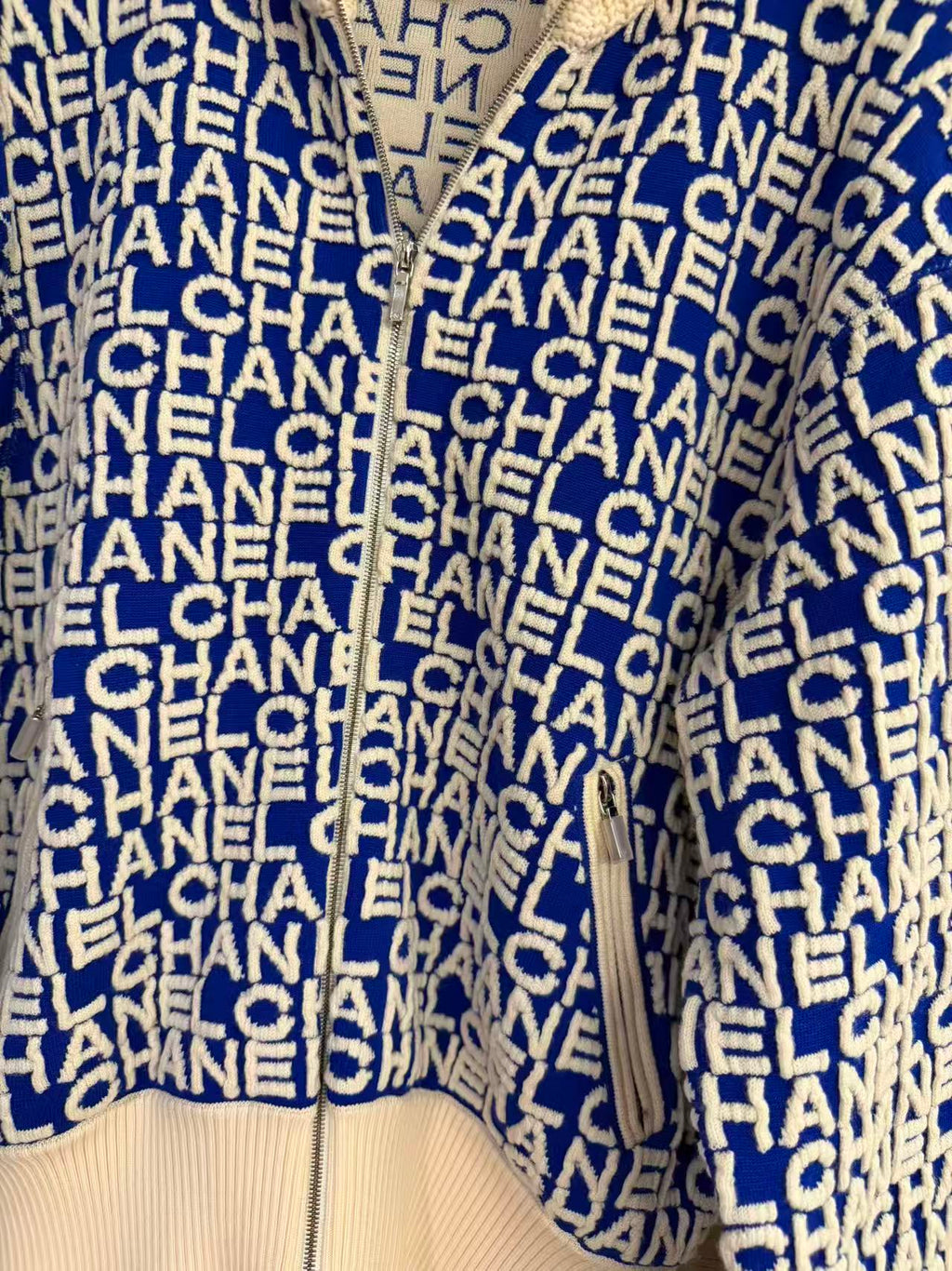Chanel All-Over Logo Knit Zip-Up Jacket - Blue & Off-White 香奈儿 满印字母提花拉链针织夹克 蓝白配色