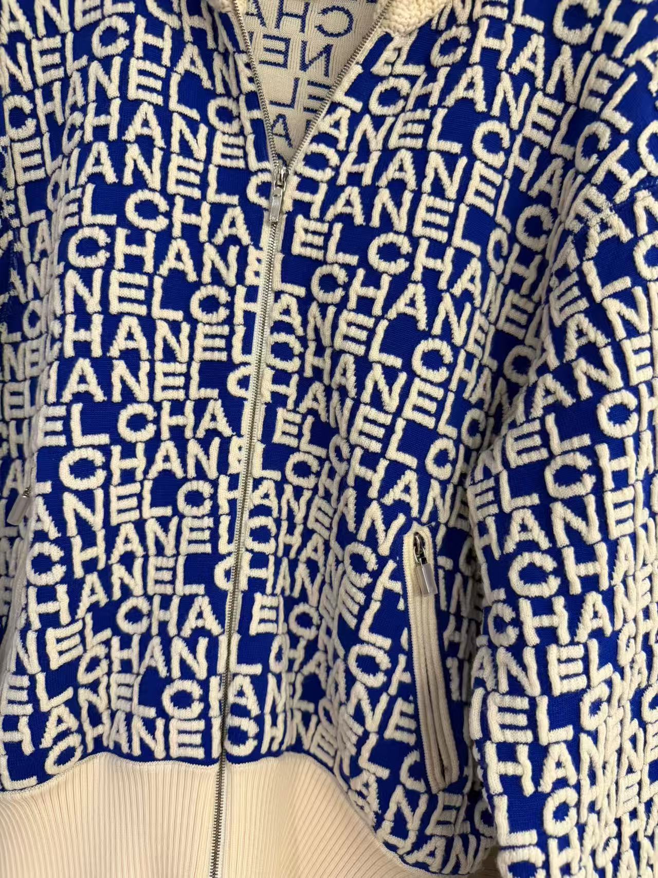 Chanel All-Over Logo Knit Zip-Up Jacket - Blue & Off-White 香奈儿 满印字母提花拉链针织夹克 蓝白配色
