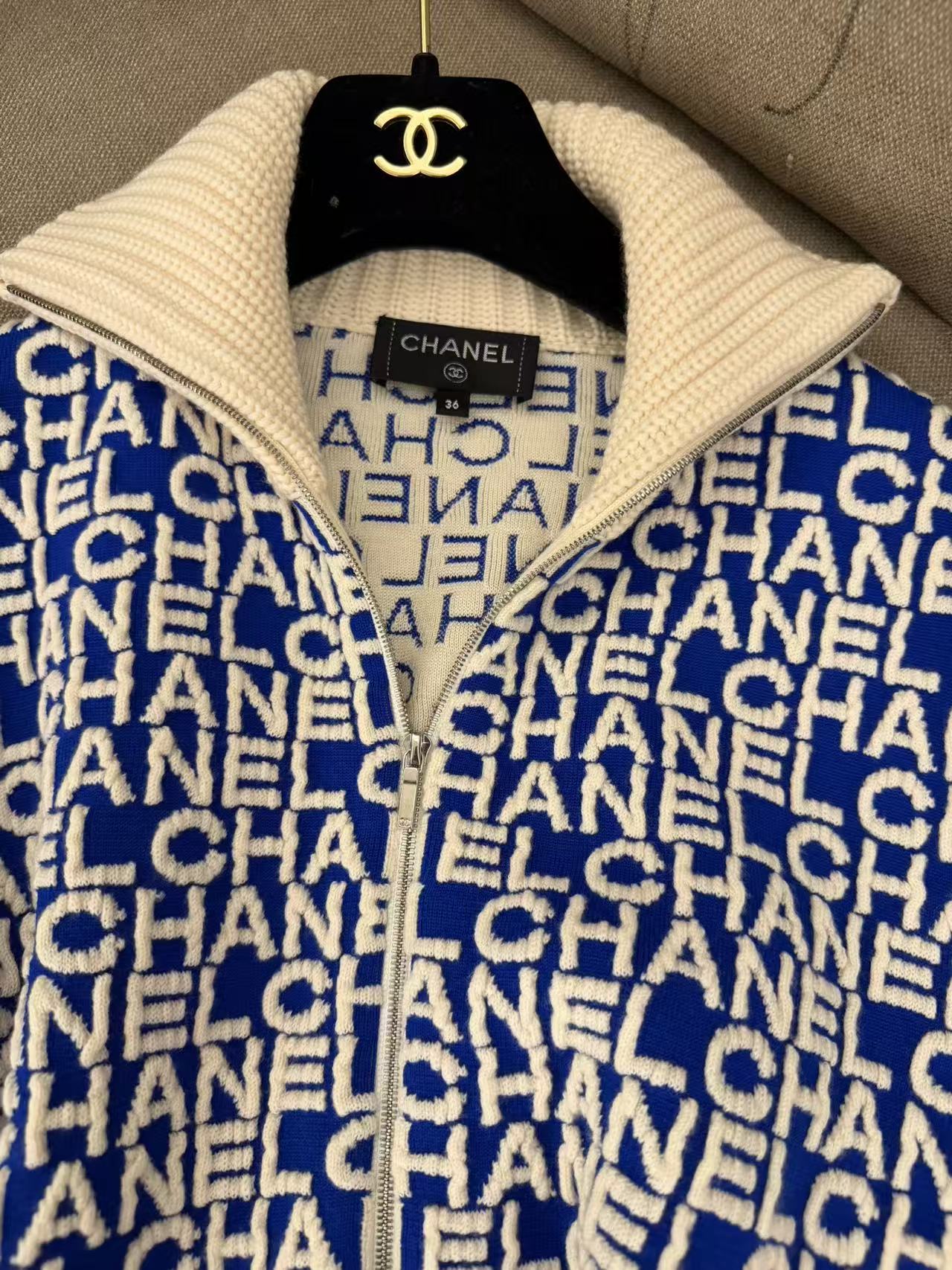 Chanel All-Over Logo Knit Zip-Up Jacket - Blue & Off-White 香奈儿 满印字母提花拉链针织夹克 蓝白配色