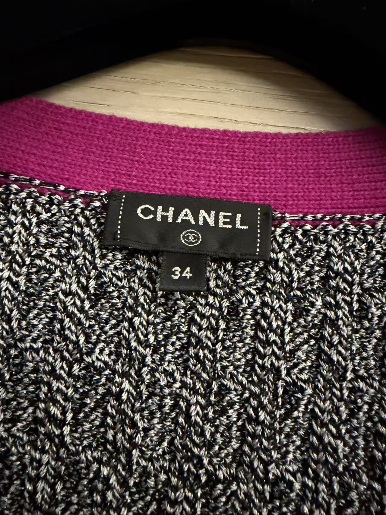 CHANEL 21K 銀灰亮絲玫紅撞色中長版開衫外套