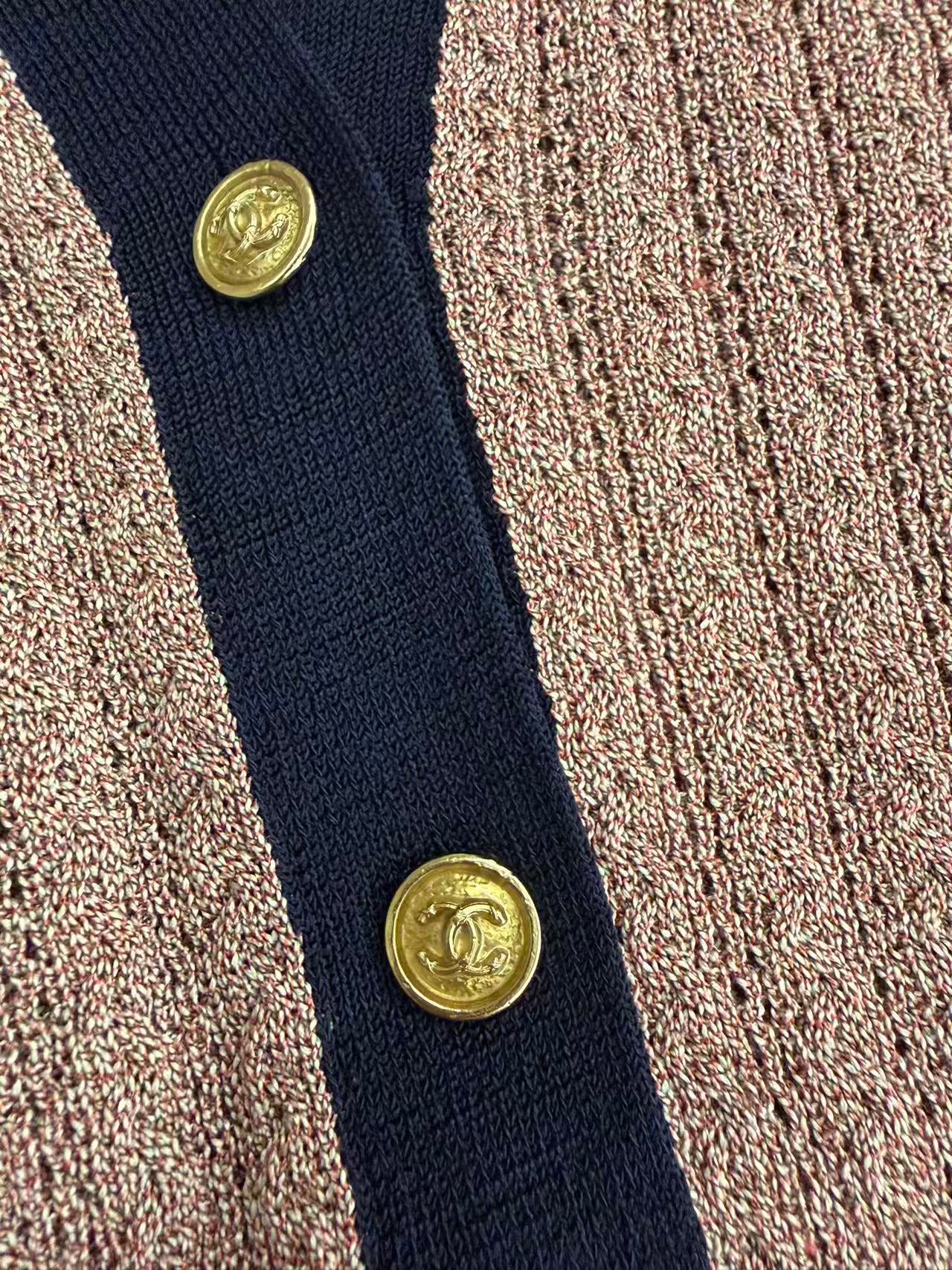 CHANEL 粉紫色亮絲紗金扣 V 領開衫