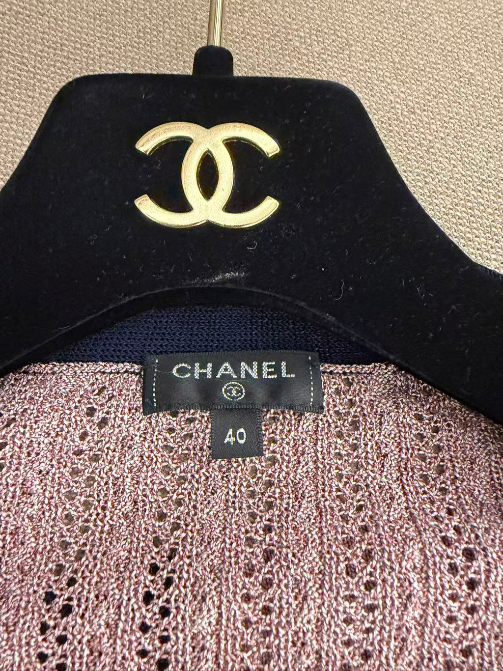 CHANEL 粉紫色亮絲紗金扣 V 領開衫