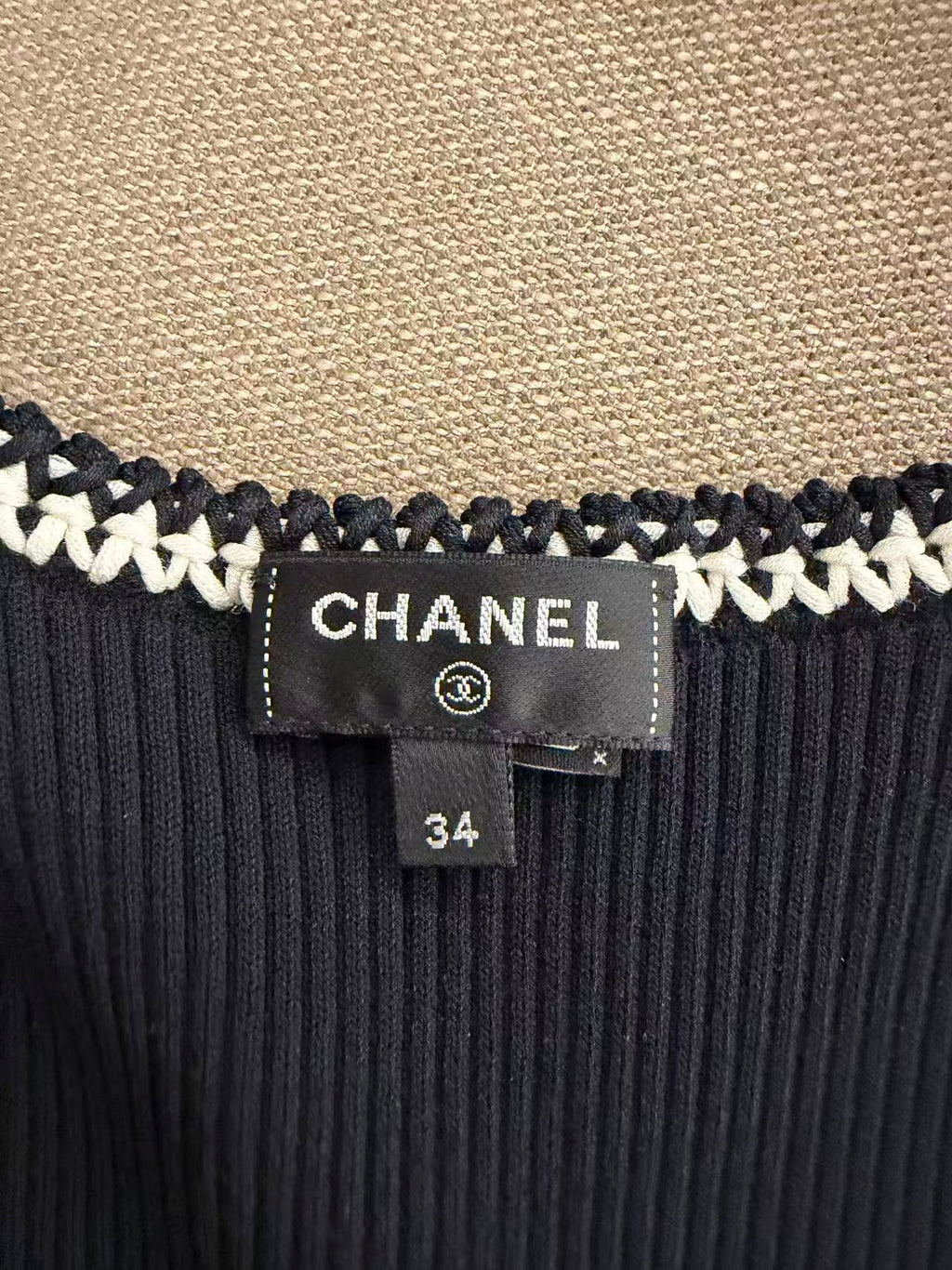 CHANEL 經典黑白編織滾邊雙 C LOGO 坑紋背心