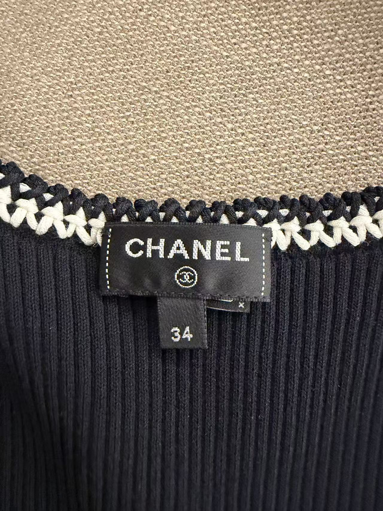 CHANEL 經典黑白編織滾邊雙 C LOGO 坑紋背心