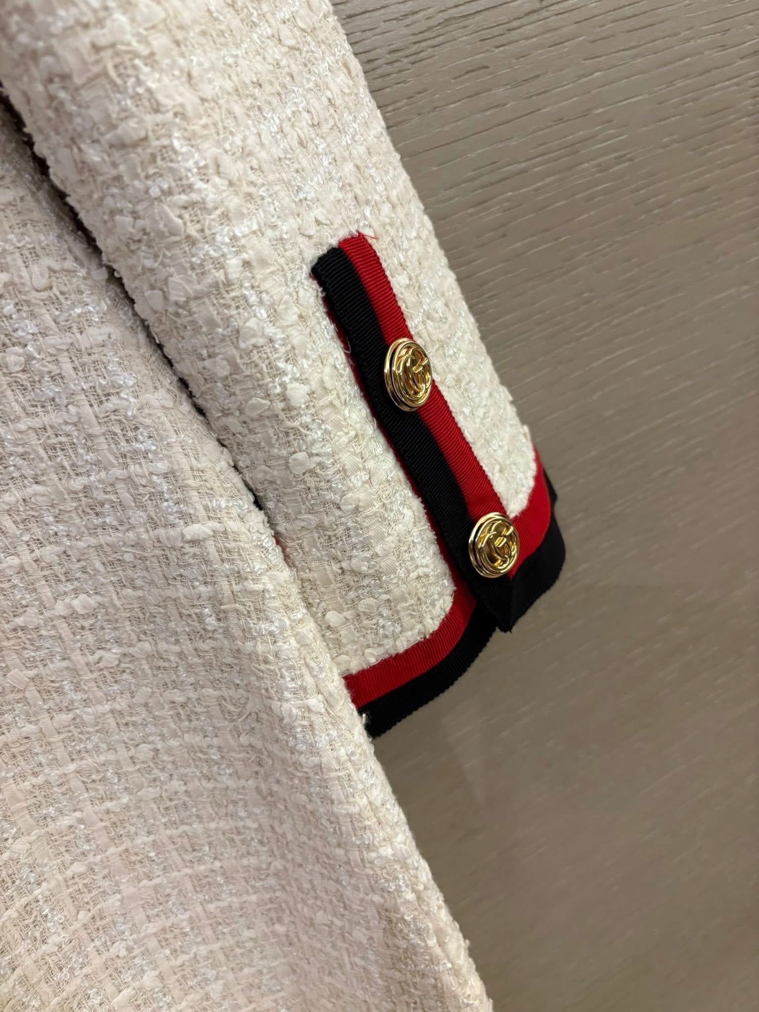 GUCCI 復古經典紅黑織帶滾邊米白粗花呢長款大衣 38 碼
