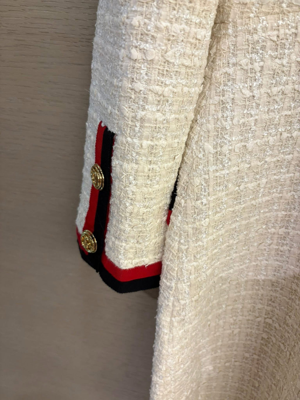 GUCCI 復古經典紅黑織帶滾邊米白粗花呢長款大衣 38 碼