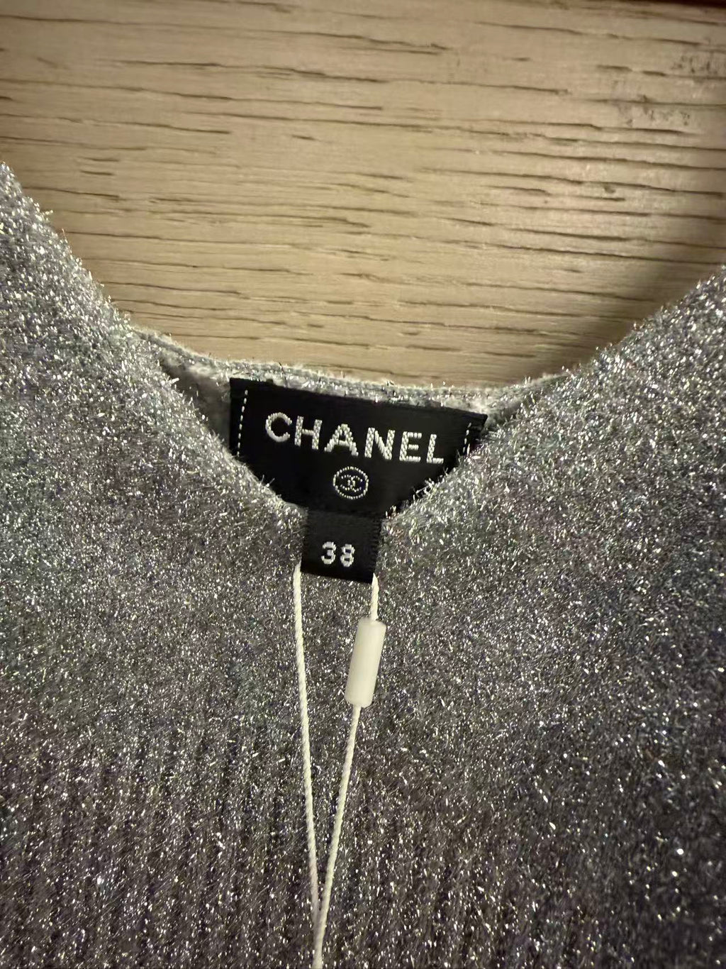 CHANEL 銀色細閃金蔥紗 V 領水鑽雙 C 可調肩帶短款針織吊帶背心 38 碼