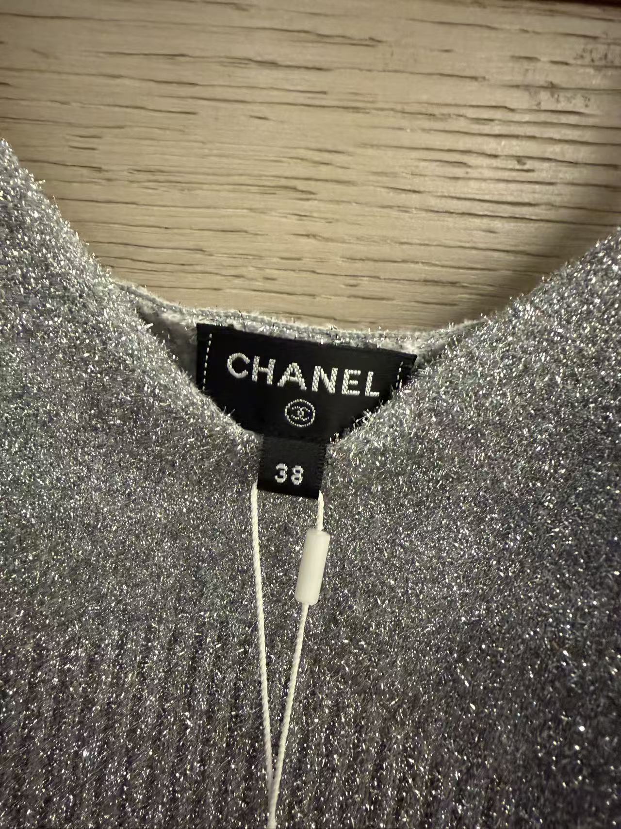 CHANEL 銀色細閃金蔥紗 V 領水鑽雙 C 可調肩帶短款針織吊帶背心 38 碼