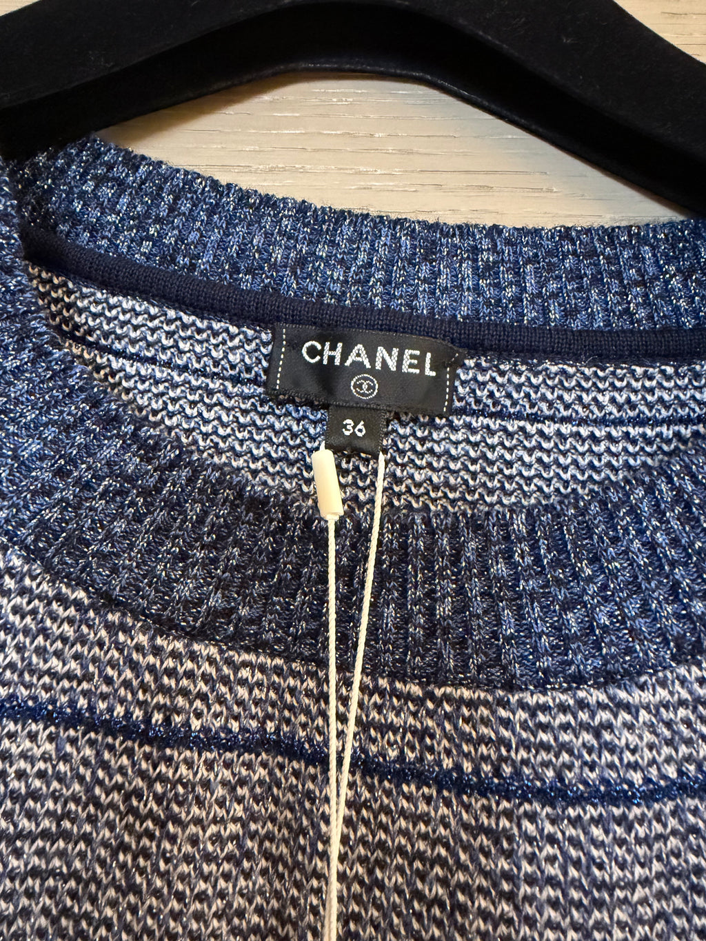 CHANEL 混色藍金絲橫條紋雙 C 浮雕圓釦掛脖修身針織吊帶背心 36 碼