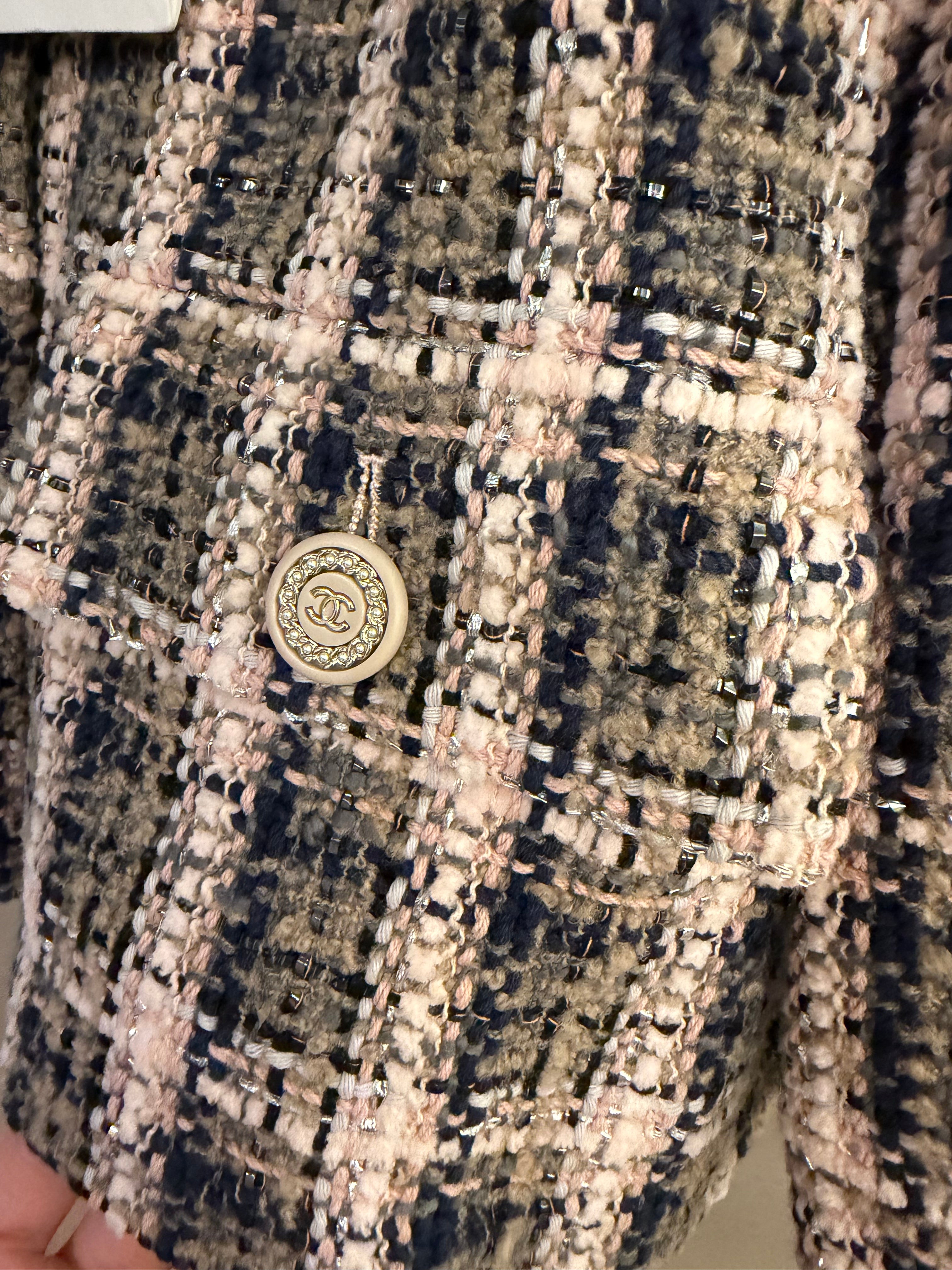 CHANEL 淺粉藏青銀絲交織格紋翻領雙排釦粗花呢短款外套 FR40
