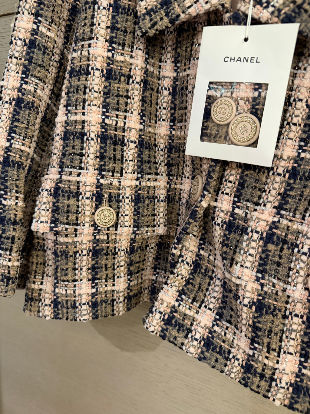 CHANEL 淺粉藏青銀絲交織格紋翻領雙排釦粗花呢短款外套 FR40