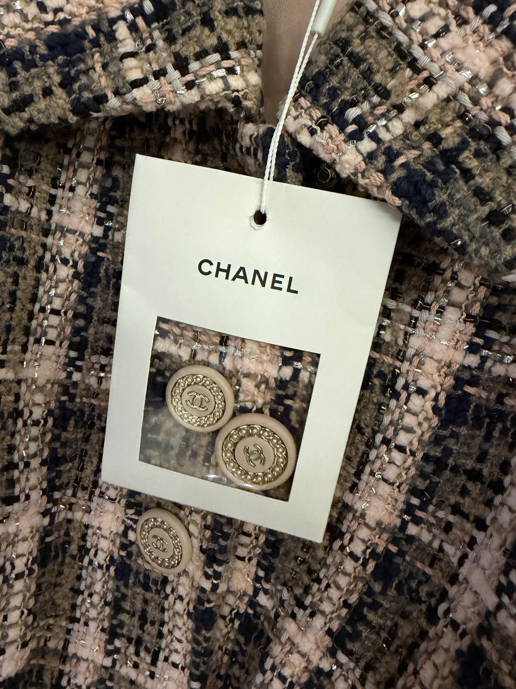 CHANEL 淺粉藏青銀絲交織格紋翻領雙排釦粗花呢短款外套 FR40