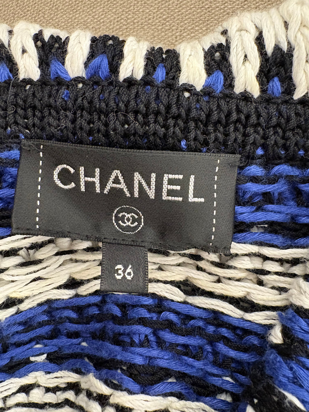 CHANEL 走秀明星同款 藍白黑撞色粗棒條紋翻領立體毛球滾邊雙 C 釦針織外套 FR36
