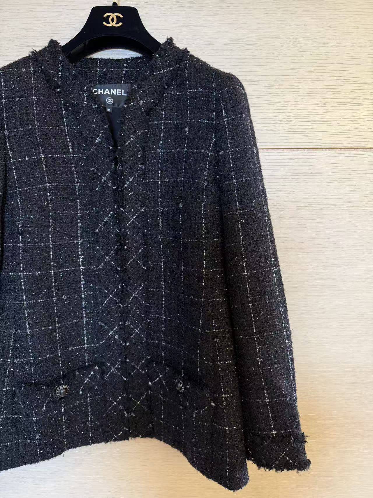 CHANEL 法國製黑底銀閃格紋毛呢 V 領經典小香外套 36 碼 二手精品上衣