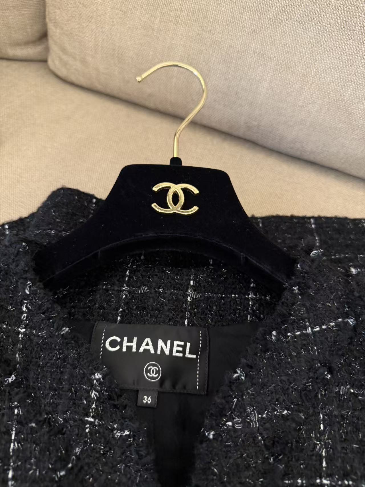 CHANEL 法國製黑底銀閃格紋毛呢 V 領經典小香外套 36 碼 二手精品上衣