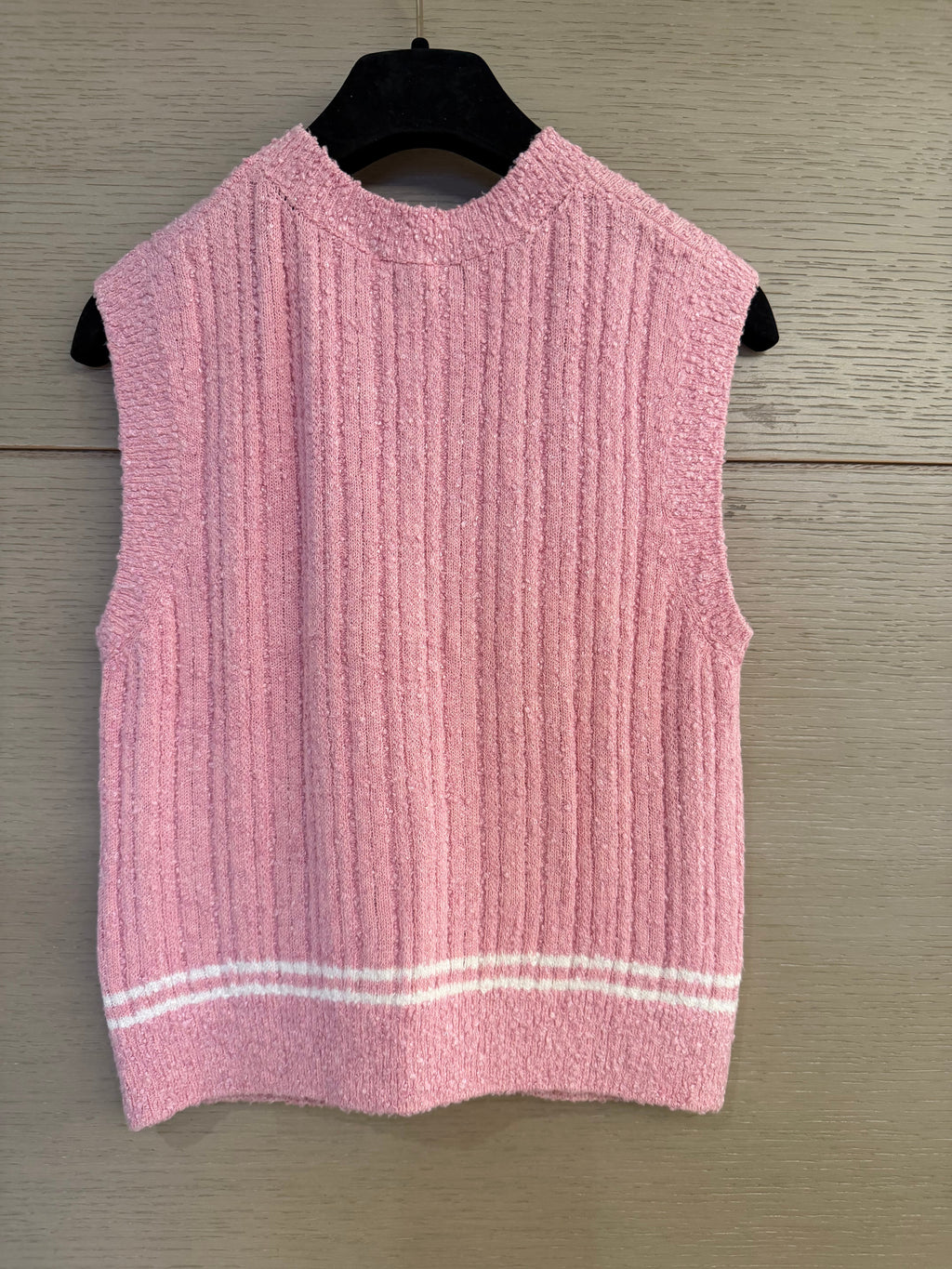 CHANEL 義大利製 少女粉豎紋針織背心 胸前雙 C 刺繡無袖馬甲 38 碼 全新帶吊牌