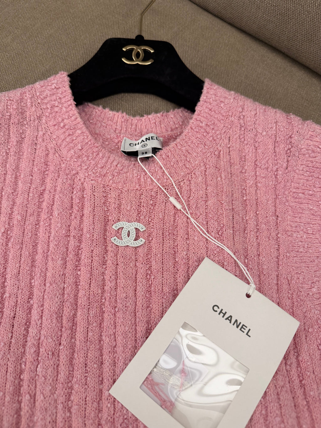 CHANEL 義大利製 少女粉豎紋針織背心 胸前雙 C 刺繡無袖馬甲 38 碼 全新帶吊牌