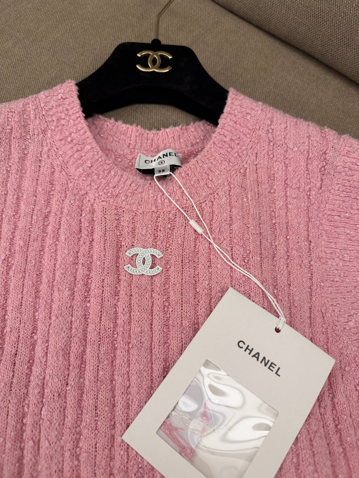 CHANEL 義大利製 少女粉豎紋針織背心 胸前雙 C 刺繡無袖馬甲 38 碼 全新帶吊牌