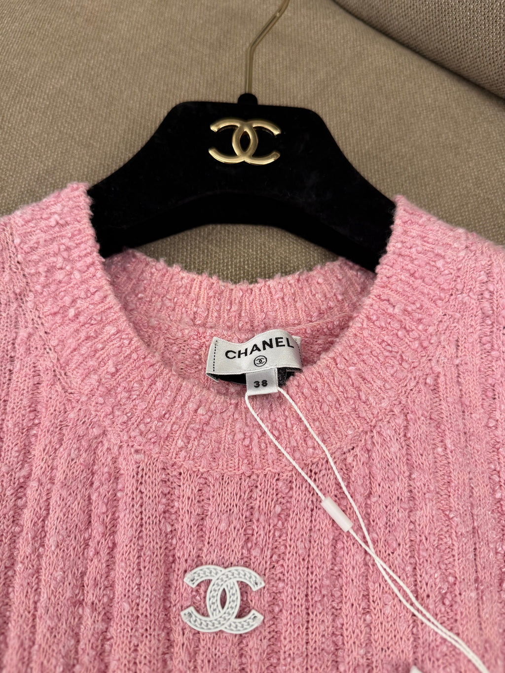 CHANEL 義大利製 少女粉豎紋針織背心 胸前雙 C 刺繡無袖馬甲 38 碼 全新帶吊牌