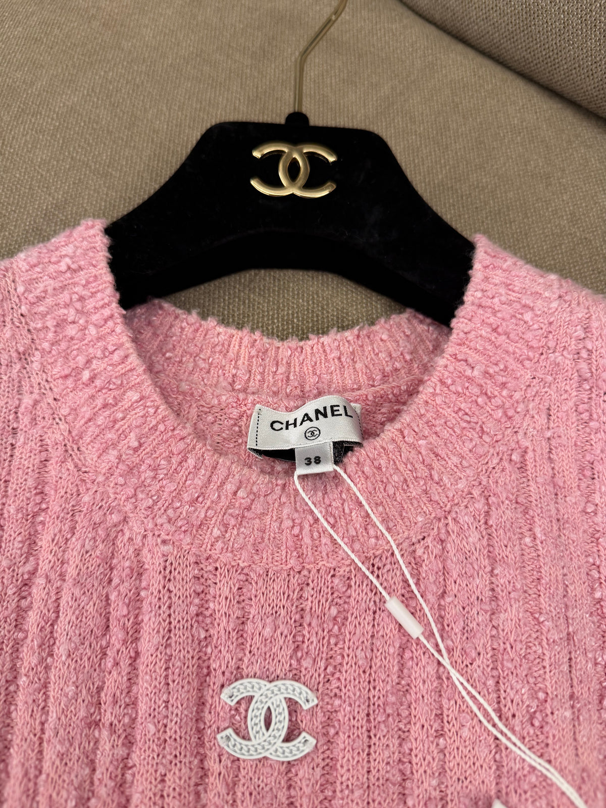 CHANEL 義大利製 少女粉豎紋針織背心 胸前雙 C 刺繡無袖馬甲 38 碼 全新帶吊牌