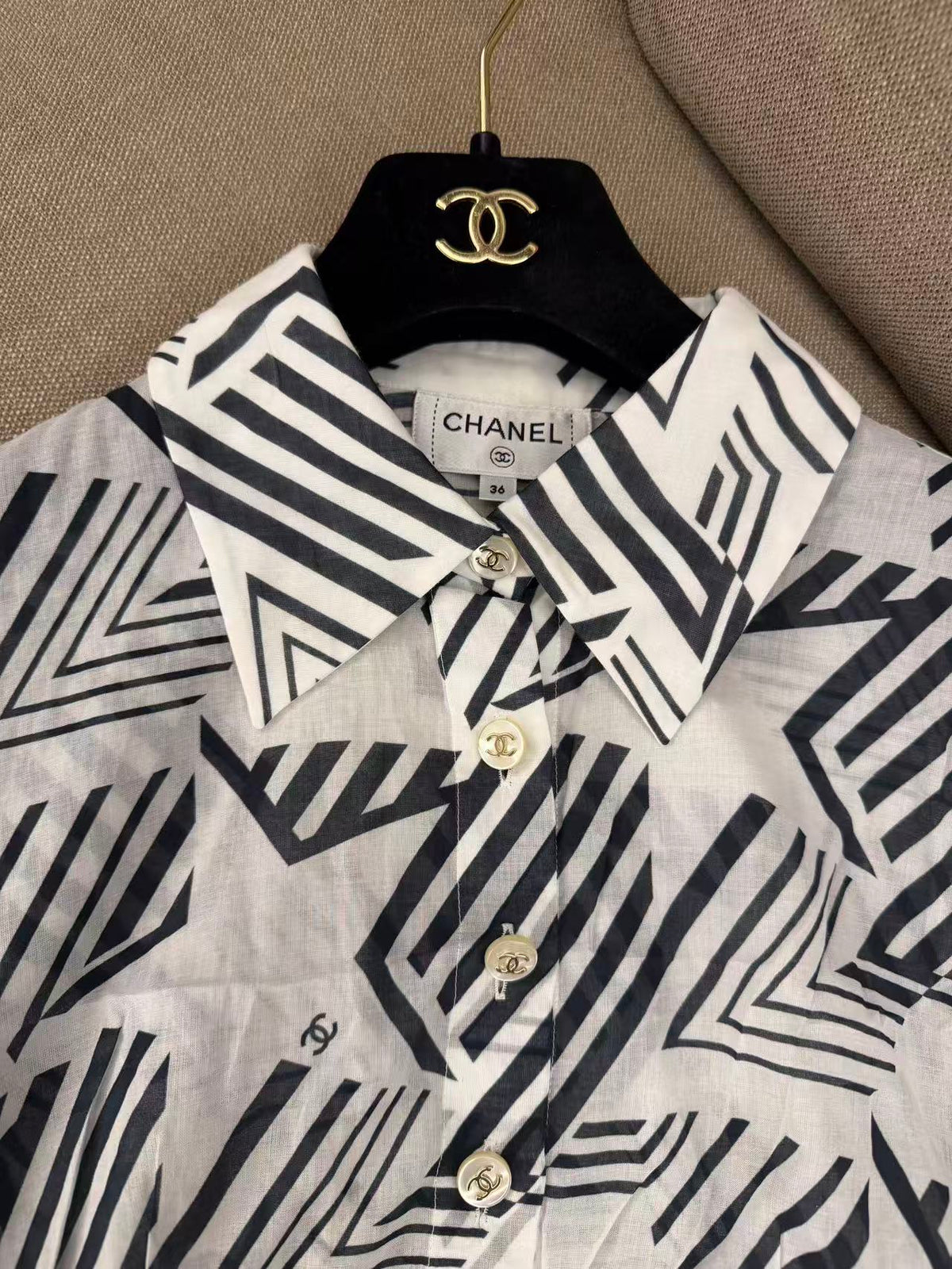 Chanel Coco Beach 經典黑白幾何印花短袖襯衫上衣