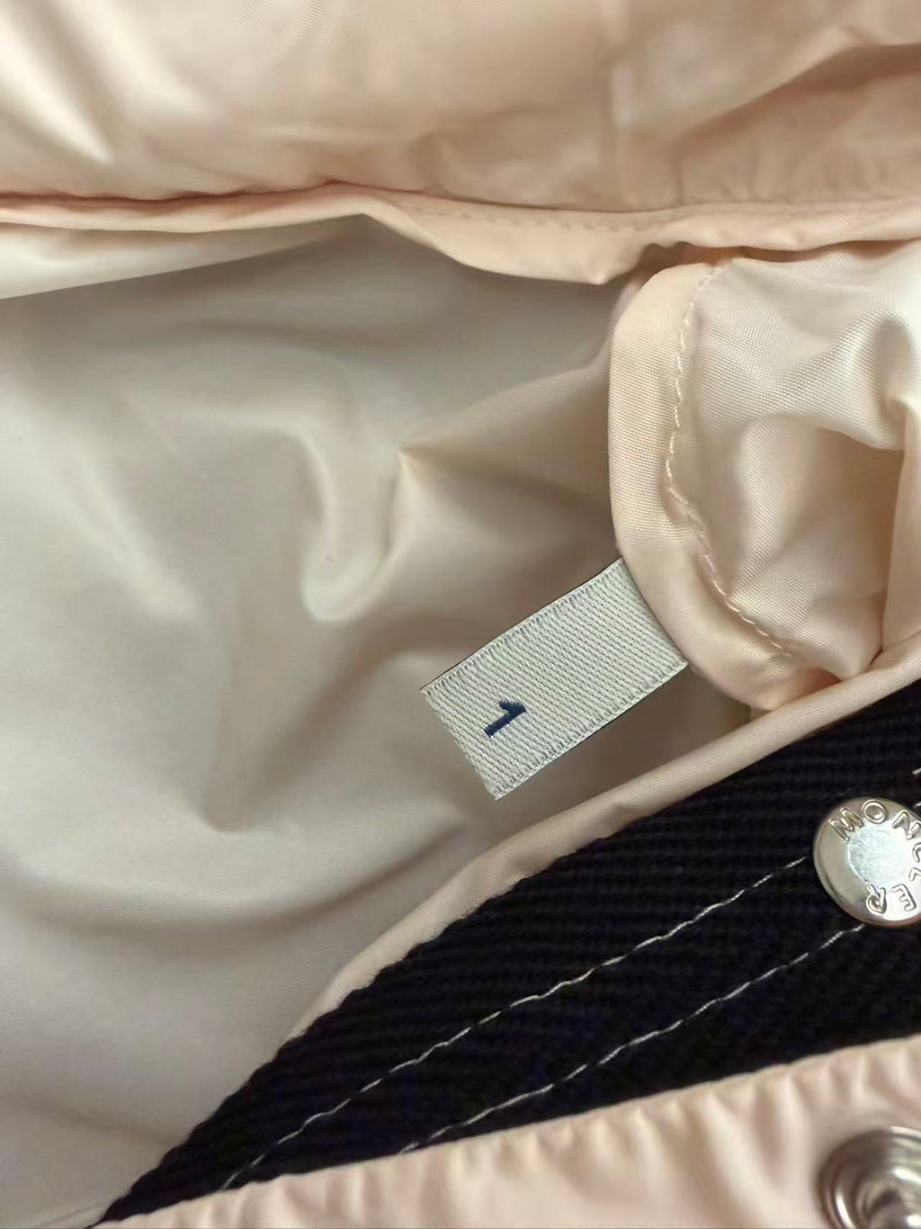 Moncler Lico 浅粉短款连帽防风外套
