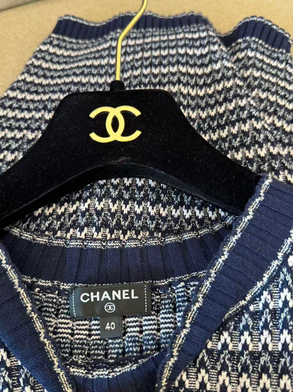 CHANEL 爆款雙 C 刺繡條紋針織短袖上衣