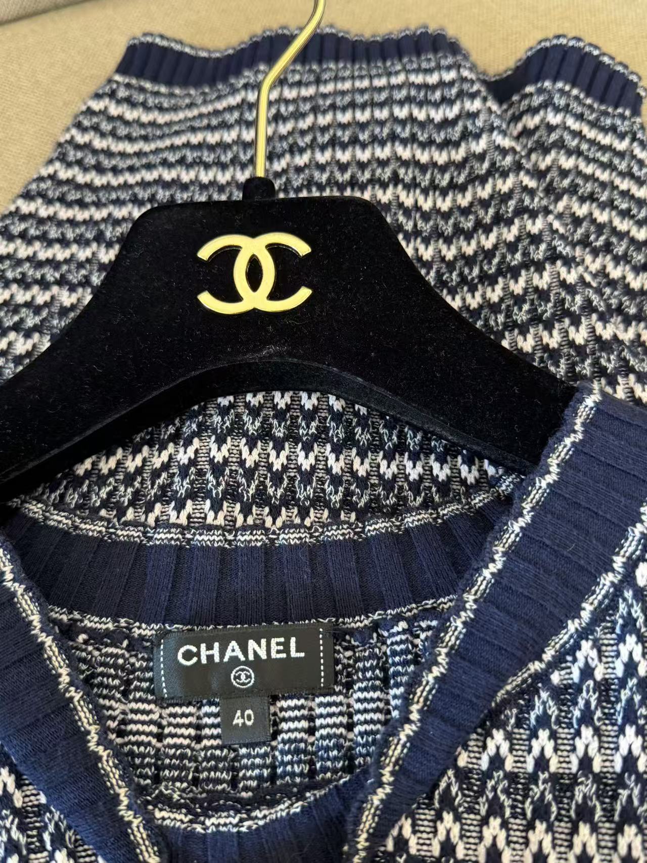 CHANEL 爆款雙 C 刺繡條紋針織短袖上衣