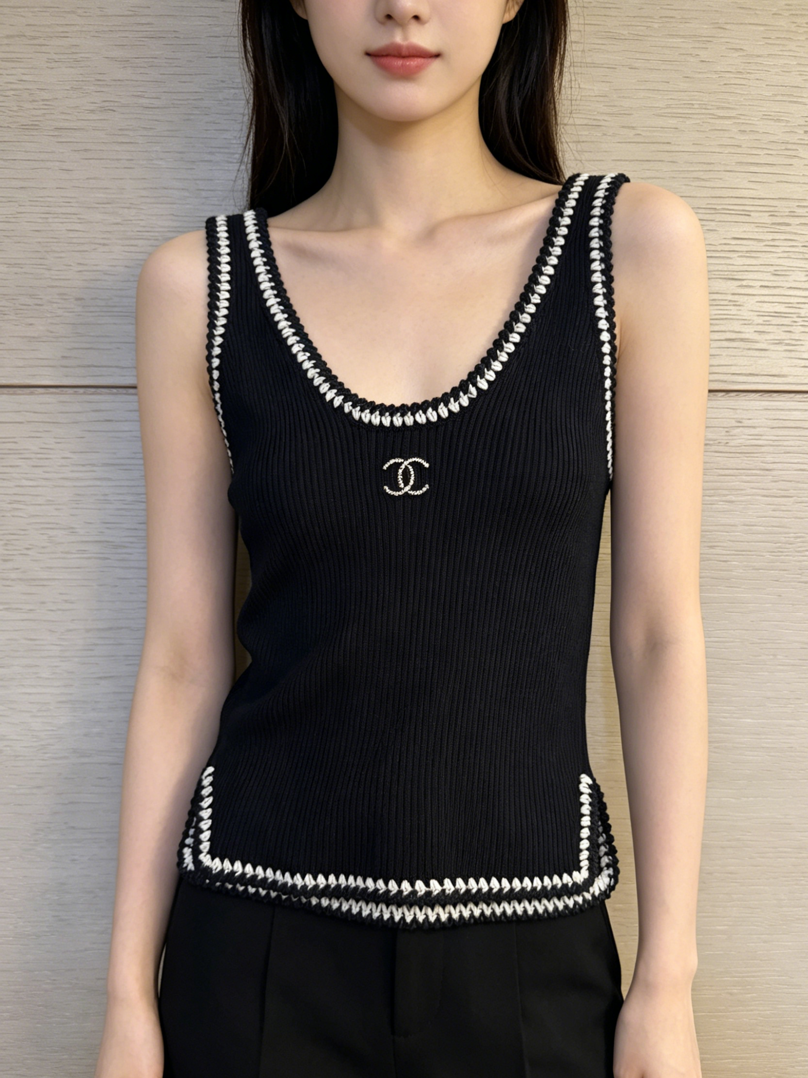 CHANEL 經典黑白編織滾邊雙 C LOGO 坑紋背心