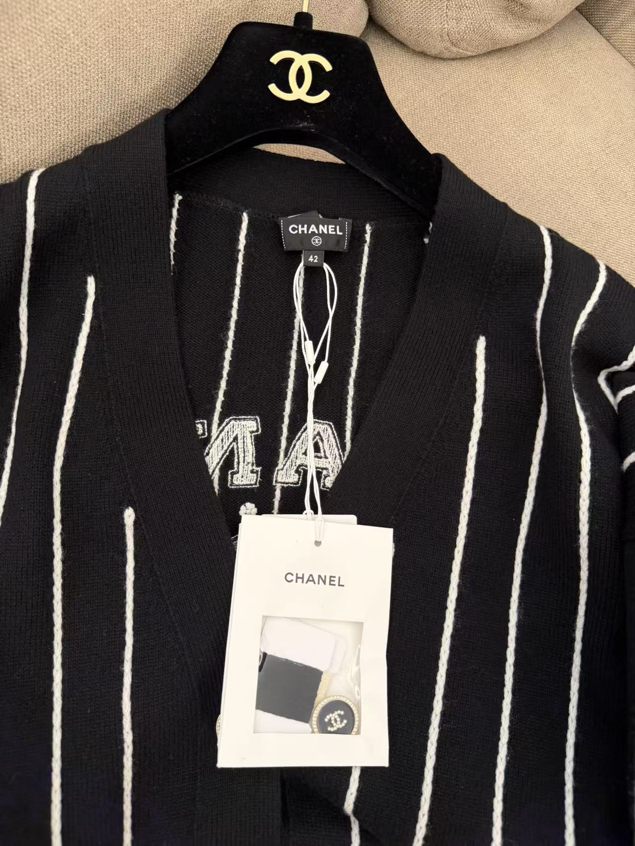 CHANEL 23P 後背字母刺繡豎紋開衫