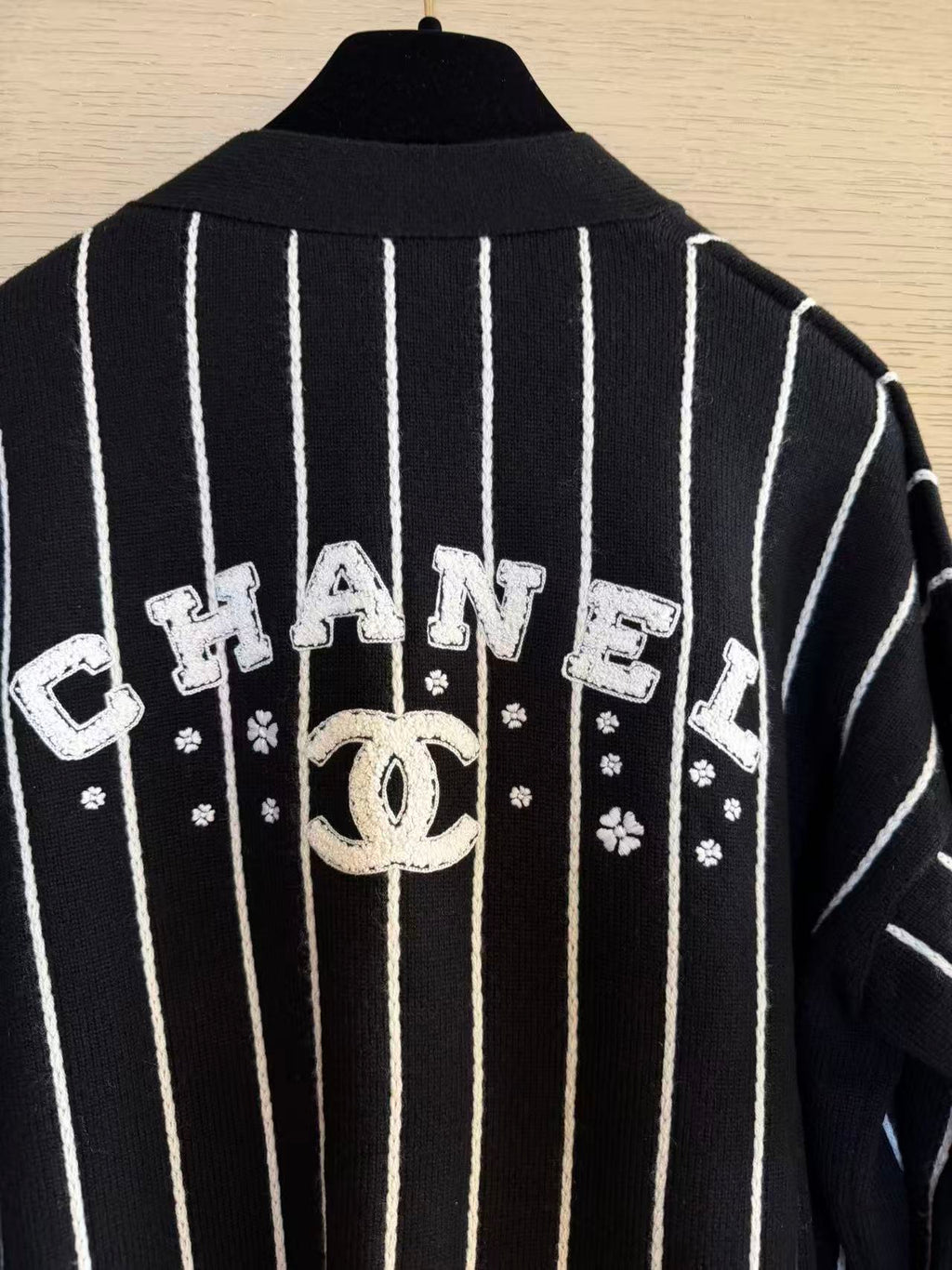 CHANEL 23P 後背字母刺繡豎紋開衫