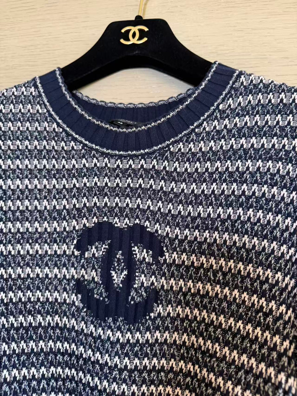 CHANEL 爆款雙 C 刺繡條紋針織短袖上衣