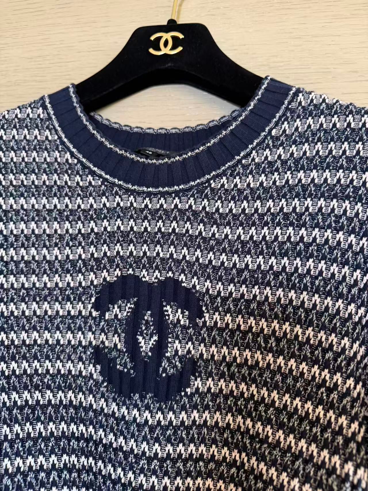 CHANEL 爆款雙 C 刺繡條紋針織短袖上衣