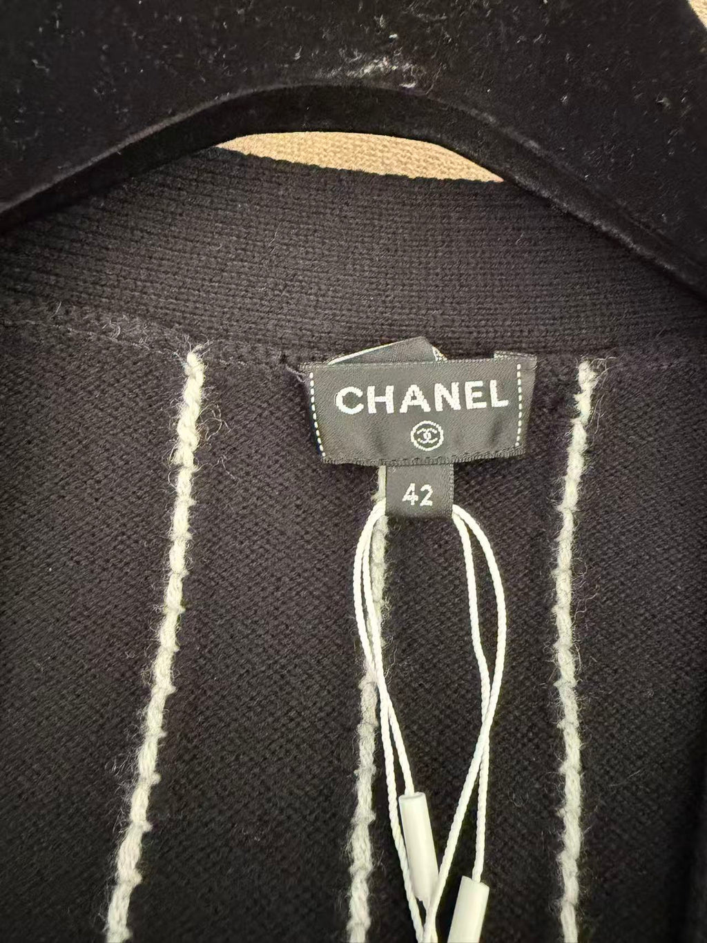 CHANEL 23P 後背字母刺繡豎紋開衫