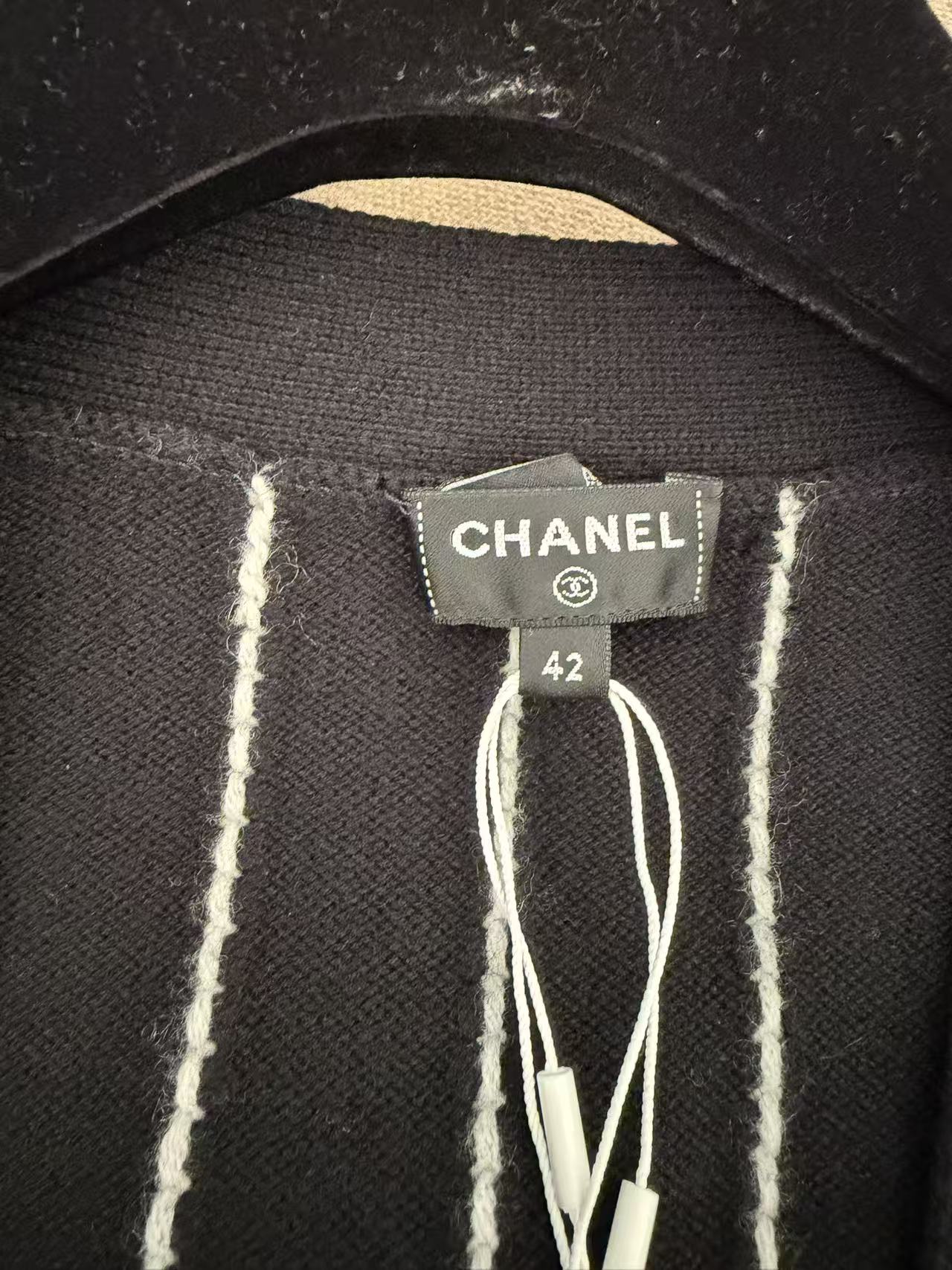 CHANEL 23P 後背字母刺繡豎紋開衫